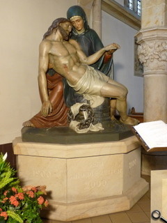 Der im Heiligen Jahr 2000 neu geschaffene Sandsteinsockel als würdiger Ort für die bald 150 Jahre alte Pietà - Bild gross anzeigen
