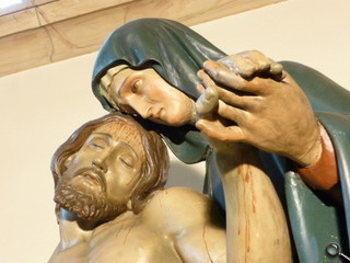 In inniger Verbundenheit: Maria und ihr vom Kreuz herabgenommener Sohn - Bild gross anzeigen